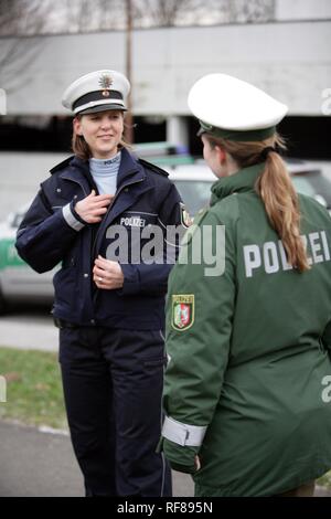 Neue blaue Uniformen der Polizei von 1400 männlichen und weiblichen Nordrhein-westfälischen Polizisten getragen, Düsseldorf Stockfoto