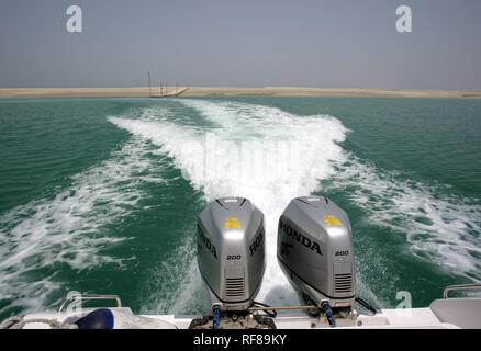Aufgewühlten Wasser von einem Boot aus einer der künstlichen Inseln auf einer künstlichen Welt Karte vor der Küste von Dubai; jeder ist verfügbar Stockfoto