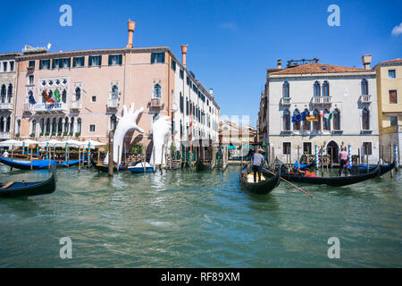 Ein gondoliere in seiner Gondel in den Grand Canal in Venedig vor der alten Paläste VENEDIG, ITALIEN - 14.8.2017 Stockfoto
