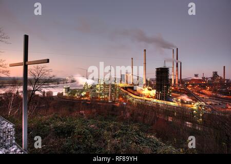 Blick vom Mt. Alsum, Gipfelkreuz und der ThyssenKrupp Stahlwerk Hamborn, Schwelgern, Duisburg, Nordrhein-Westfalen Stockfoto