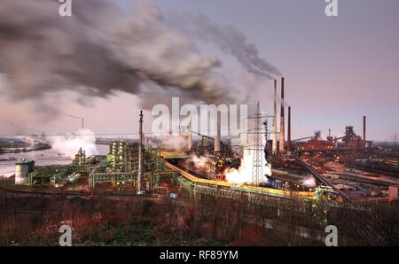 Blick vom Mt. Alsum: Die ThyssenKrupp Stahlwerk Hamborn, Schwelgern, Duisburg, Nordrhein-Westfalen Stockfoto