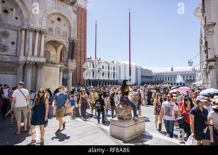 San Marko mit einer Gruppe von Menschen auf einem beaufiful sonnigen Tag in Venedig, Italien - 14.8.2017 Stockfoto