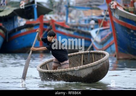 "Thung Chai", kleine Körbe wie Boote in Nha Trang, Khánh Hòa Provinz, zentrale Küste von Vietnam, Asien verwendet Stockfoto