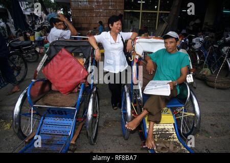 Rikscha Fahrer warten auf Business, Da Nang, South Central Coast von Vietnam, Asien Stockfoto