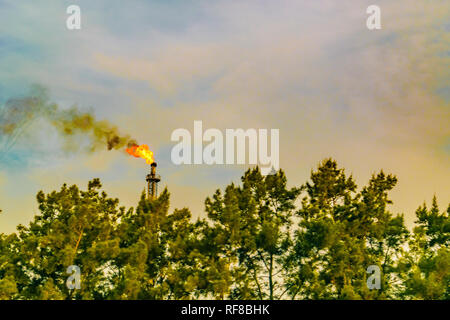 Lange entfernte Schuß Raffinerie Kamin, Feuer und Rauch Stockfoto