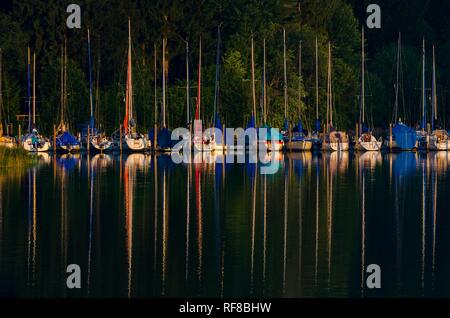 Segelboote mit Reflexion im Wasser, Füssen, Bayern, Deutschland Stockfoto