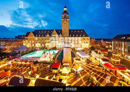 Weihnachtsmarkt auf dem Theodor-Heuss-Platz vor dem Rathaus, Alt-Remscheid, Remscheid, Nordrhein-Westfalen Stockfoto