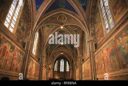Die Basilika von San Francesco d'Assisi, Kirchenschiff der Oberen Basilika, Assisi, Umbrien, Italien Stockfoto