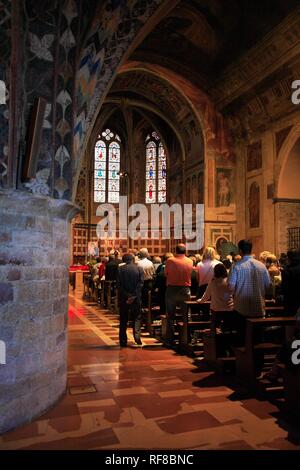 Die Basilika von San Francesco d'Assisi, Kirchenschiff der Oberen Basilika, Assisi, Umbrien, Italien Stockfoto