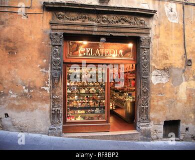 Historische Eisdiele in der Altstadt, Assisi, Umbrien, Italien Stockfoto