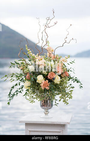 Blumenschmuck auf steht für eine Hochzeit auf der Pier vor dem Meer, in der Nähe Stockfoto