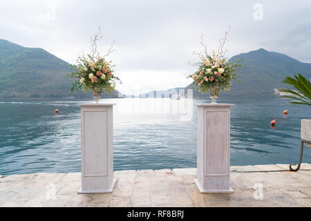 Blumenschmuck auf steht für eine Hochzeit auf der Pier vor dem Meer, in der Nähe Stockfoto