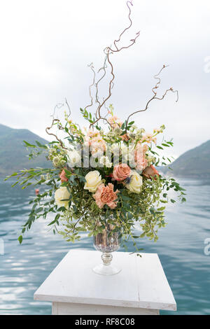 Blumenschmuck auf steht für eine Hochzeit auf der Pier vor dem Meer, in der Nähe Stockfoto