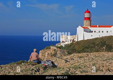 Fischer vor dem Leuchtturm am Cabo de Sao Vicente, Algarve, Portugal Stockfoto