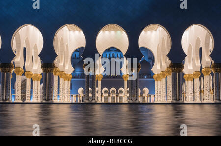 Sheikh Zayed Grand Moschee in der Nacht in Abu Dhabi Stockfoto