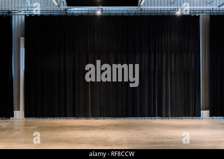 Schwarz Film Theater Vorhänge mit Betonböden. Leer Ersatzteile für Leistung Stockfoto