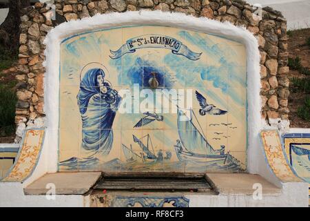 Historische Brunnen mit Azulejos Fliesen in Carvoeiro, Algarve, Portugal Stockfoto