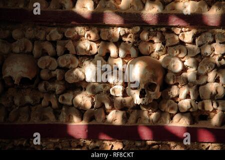 Capela dos Ossos, Knochen Kapelle, an der Igreja do Carmo, Karmeliterkirche, Faro, Algarve, Portugal Stockfoto