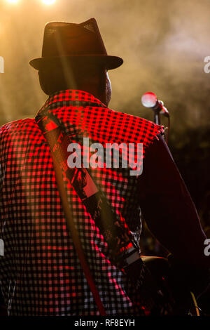 Oliver Mtukudzi war ein Simbabwischer Musiker und Menschenrechtsaktivist und UNICEF-Botschafter des guten Willens für das südliche Afrika. Sep 22, 1952 - Jan 23, 2019 Stockfoto