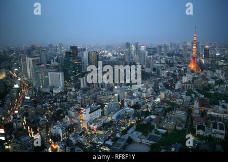 Japan, Tokio: Blick von der Aussichtsplattform des Roppongi Hills Mori Tower, Tokyo-City-View. Rot-weiß Observation Tower Tokyo Stockfoto