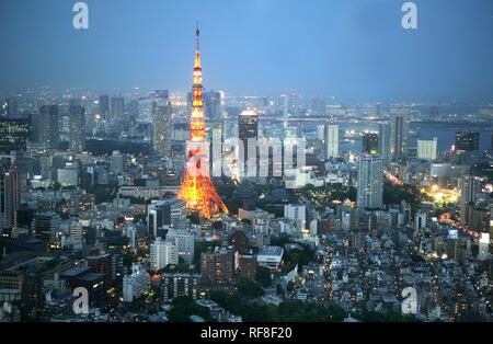 Japan, Tokio: Blick von der Aussichtsplattform des Roppongi Hills Mori Tower, Tokyo-City-View. Rot-weiß Observation Tower Tokyo Stockfoto