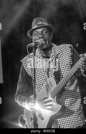 Oliver Mtukudzi war ein Simbabwischer Musiker und Menschenrechtsaktivist und UNICEF-Botschafter des guten Willens für das südliche Afrika. Sep 22, 1952 - Jan 23, 2019 Stockfoto