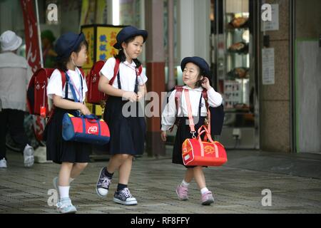 Japan, Tokio: Schulmädchen auf dem Weg nach Hause. Stockfoto