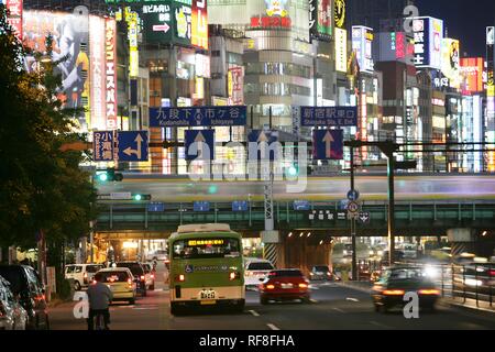Leuchtreklamen, Unterhaltungs- und Einkaufsviertel in Shinjuku Subnade Straße, Stadtteil Shinjuku, Tokyo, Japan, Asien Stockfoto
