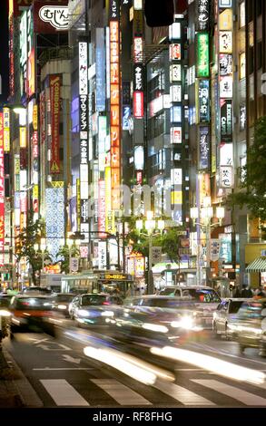 Leuchtreklamen, Unterhaltungs- und Einkaufsviertel in Shinjuku Subnade Straße, Stadtteil Shinjuku, Tokyo, Japan, Asien Stockfoto