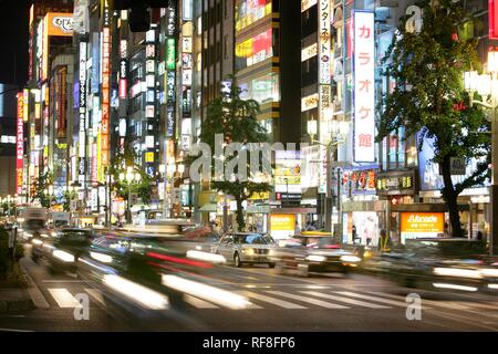 Leuchtreklamen, Unterhaltungs- und Einkaufsviertel in Shinjuku Subnade Straße, Stadtteil Shinjuku, Tokyo, Japan, Asien Stockfoto