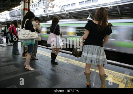 Plattform für die JR-Linie, S-Bahn in Tokio, Japan, Asien Stockfoto