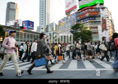 Shibuya Crossing, der weltweit verkehrsreichsten Fußgängerübergang, in der Nähe von Shibuya entfernt im Stadtteil Shibuya, Tokio, Japan, Asien Stockfoto