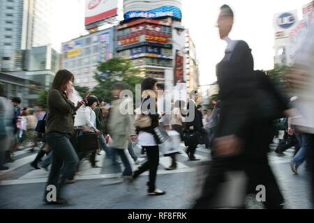 Shibuya Crossing, der weltweit verkehrsreichsten Fußgängerübergang, in der Nähe von Shibuya entfernt im Stadtteil Shibuya, Tokio, Japan, Asien Stockfoto