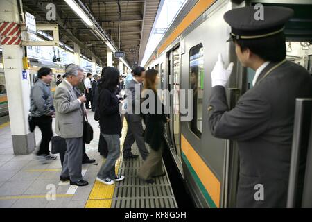 Zugbegleiter an Plattform für JR-Line lokale Züge, Bahnhof Tokyo, Tokio, Japan, Asien Stockfoto