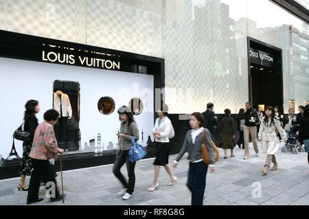 Louis Vuitton Store auf Chuo-dori Straße, Luxus Shopping- und Entertainmentviertel, Ginza, Tokyo, Japan, Asien Stockfoto