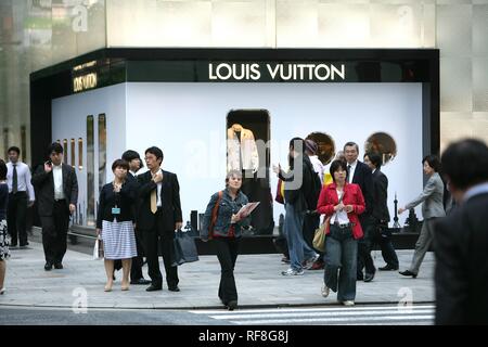 Louis Vuitton Store auf Chuo-dori Straße, Luxus Shopping- und Entertainmentviertel, Ginza, Tokyo, Japan, Asien Stockfoto