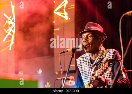 Oliver Mtukudzi war ein Simbabwischer Musiker und Menschenrechtsaktivist und UNICEF-Botschafter des guten Willens für das südliche Afrika. Sep 22, 1952 - Jan 23, 2019 Stockfoto