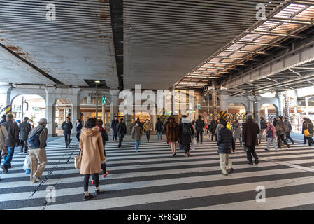 Fußgänger überfüllte Kreuzung an der Außenseite Ueno Station in Tokio, Japan. Fußgänger wandern und Shopping in Ueno Bezirk auf Urlaub. Stockfoto