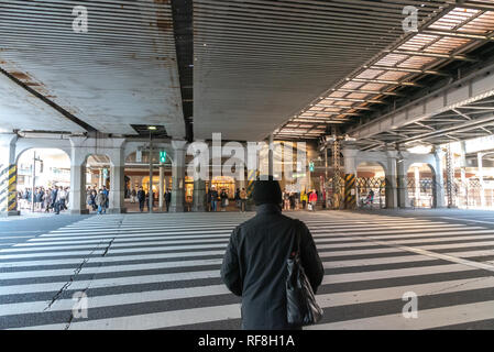 Fußgänger überfüllte Kreuzung an der Außenseite Ueno Station in Tokio, Japan. Fußgänger wandern und Shopping in Ueno Bezirk auf Urlaub. Stockfoto