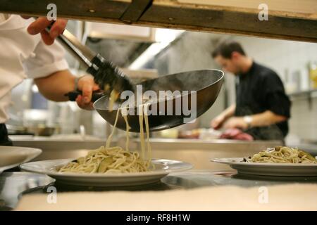 Vorbereitung ein Nudelgericht in einem Restaurant Küche Stockfoto