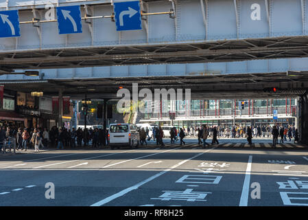 Fußgänger überfüllte Kreuzung an der Außenseite Ueno Station in Tokio, Japan. Fußgänger wandern und Shopping in Ueno Bezirk auf Urlaub. Stockfoto