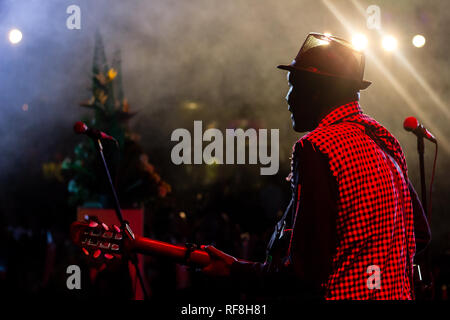 Oliver Mtukudzi war ein Simbabwischer Musiker und Menschenrechtsaktivist und UNICEF-Botschafter des guten Willens für das südliche Afrika. Sep 22, 1952 - Jan 23, 2019 Stockfoto