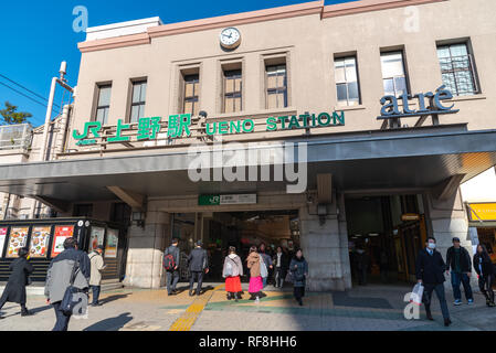 JR Ueno Station während Weihnachten in Ueno Bezirk in Tokio, Japan. Stockfoto