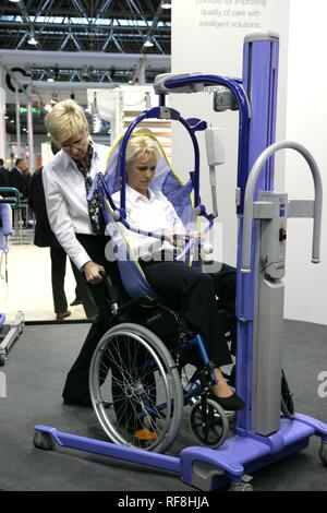 Aufzug für Behinderte Personen auf der Medica 2007, der weltweit größten Fachmesse für medizinische Geräte und Technologien, Düsseldorf Stockfoto