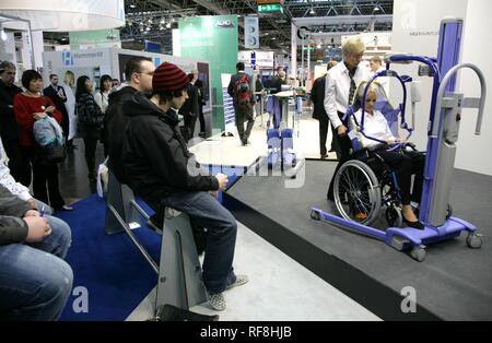 Aufzug für Behinderte Personen auf der Medica 2007, der weltweit größten Fachmesse für medizinische Geräte und Technologien, Düsseldorf Stockfoto