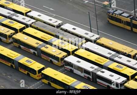 Stadtbusse an einem Depot, Essen, Nordrhein-Westfalen Stockfoto