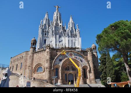 Wartungsarbeiten durchgeführt, die auf den Tempel des Heiligen Herzen Jesu auf dem Gipfel des Mount Tibidabo in Barcelona, Spanien am 18. April 2018. Stockfoto