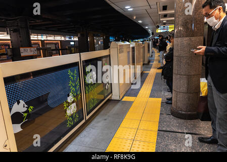 Panda Platform Screen Doors der Tokyo Metro U-Bahn Ueno Station. Stockfoto