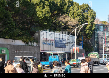 Fußgänger überfüllte Kreuzung an der Außenseite Ueno Station in Tokio, Japan. Fußgänger wandern und Shopping in Ueno Bezirk auf Urlaub. Stockfoto