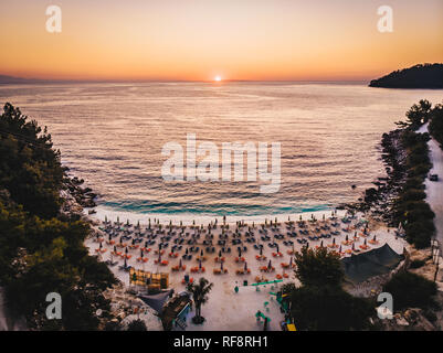 Morgen am Strand in Griechenland. Sonnenaufgang am Marble Beach in Thassos Insel in der Ägäis Stockfoto